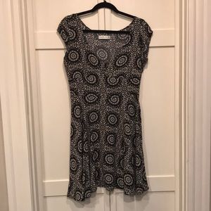 Abercrombie and Fitch black and white V neck dress